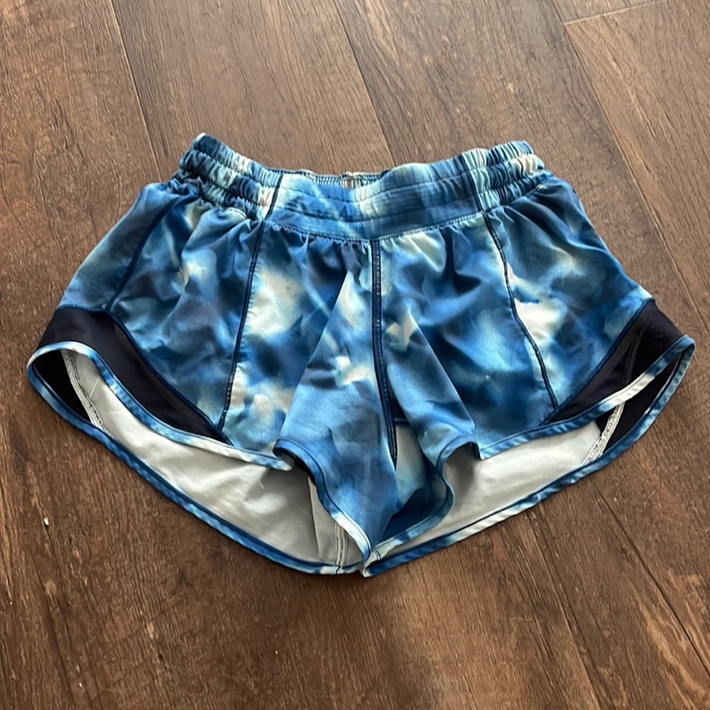 Lululemon Hotty Hot Shorts size 4 2.5 inch